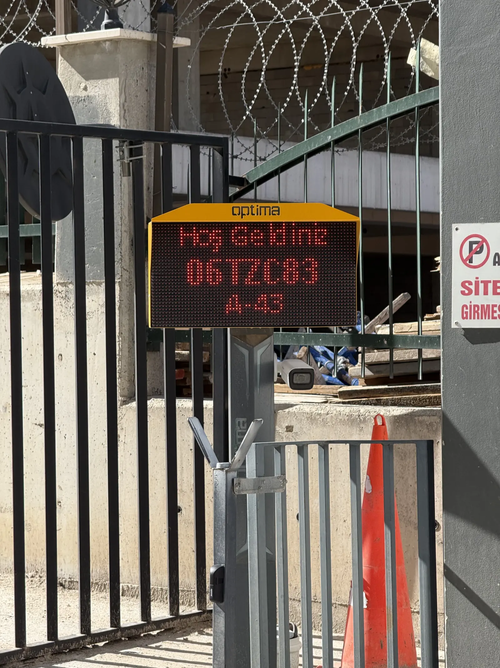 Batiloft plaka tanıma sistemi kamera ve otomatik bariyer detay görünümü